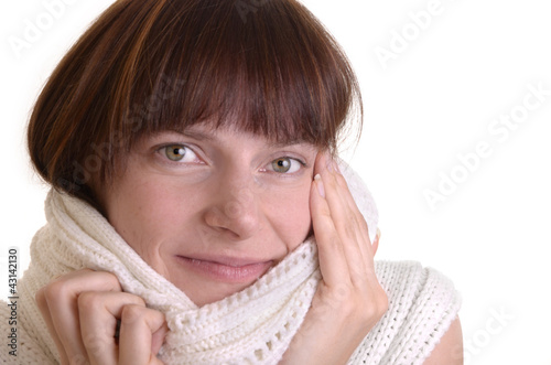 Junge Frau mit weissem Schal
