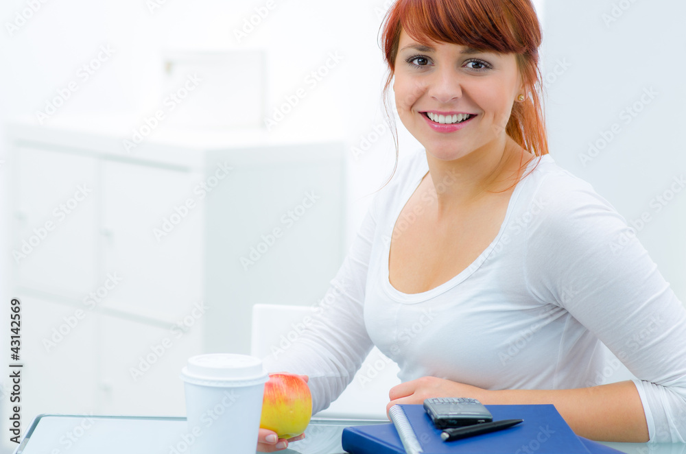auszubildende in der frühstückspause auszubildende in der frühstückspause
