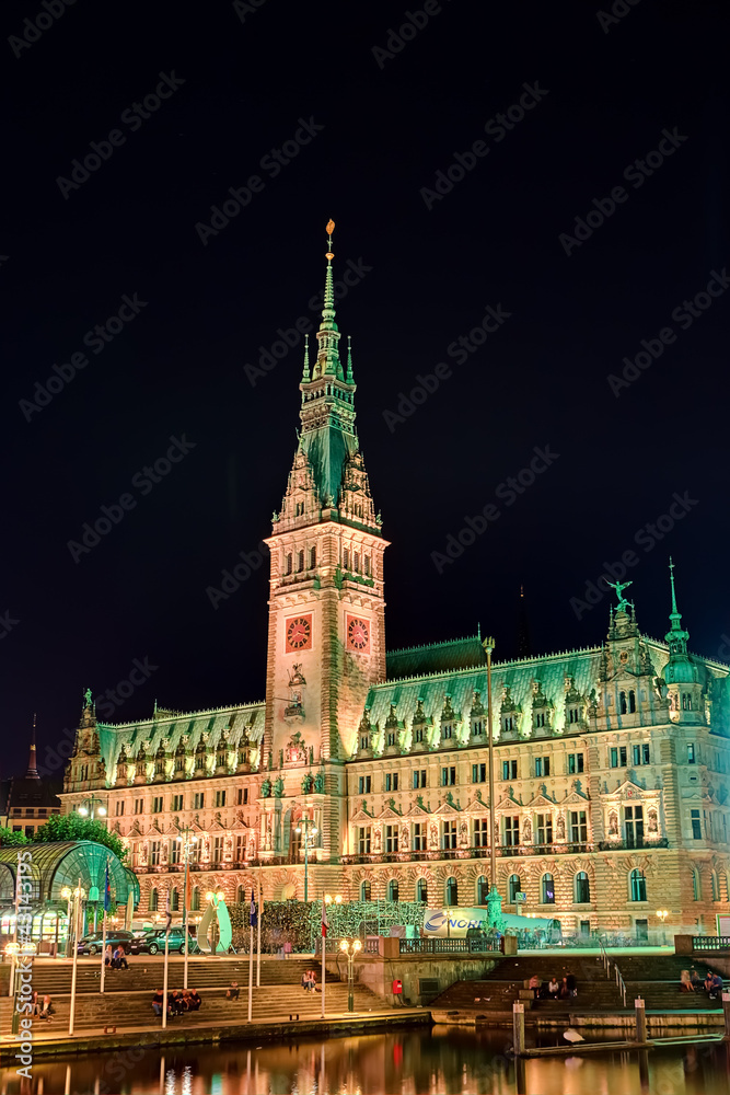 Rathaus in Hamburg bei Nacht