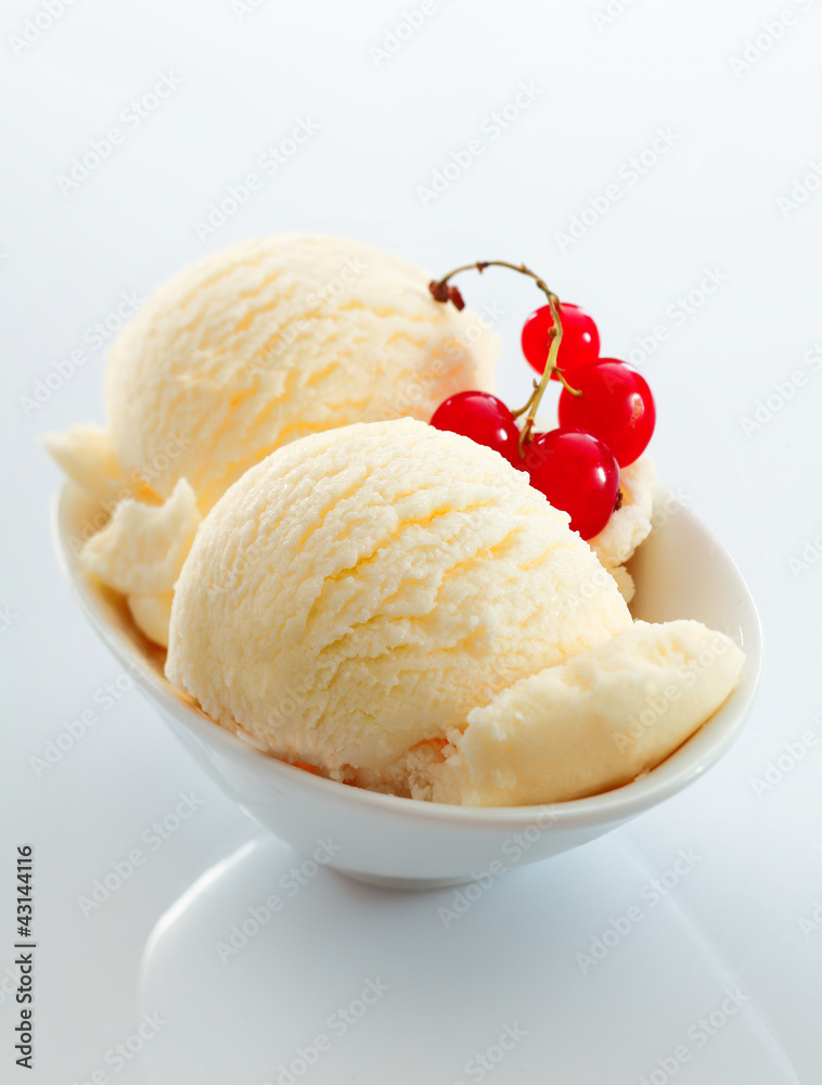 Vanilla icecream and redcurrants Vanilla icecream and redcurrants