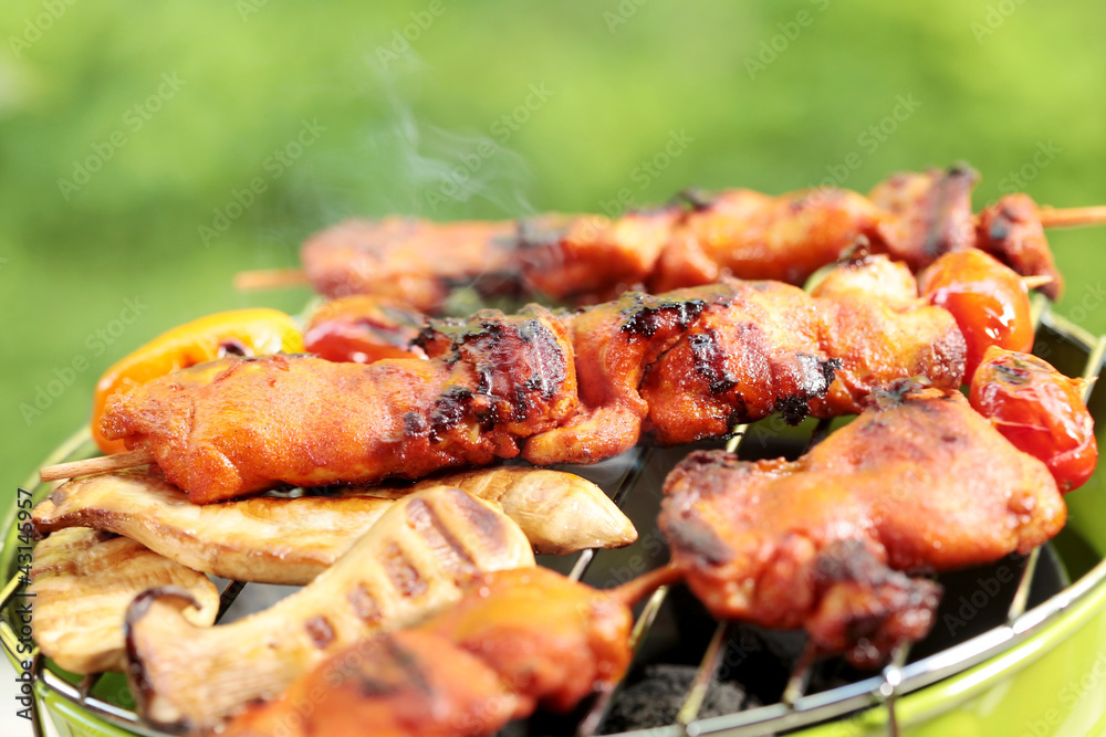 Grill mit Fleisch und Gemüse