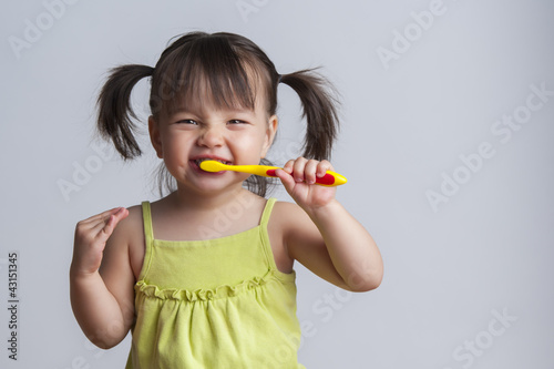 Canvas Print Girl brushing teeth