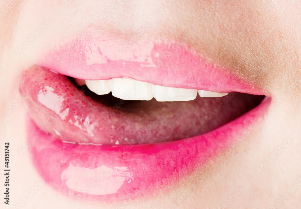 Obraz premium młoda kobieta liże jej różowe usta