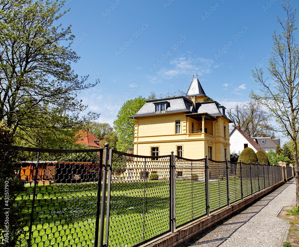 Naklejka premium Maison et jardin avec clôture.