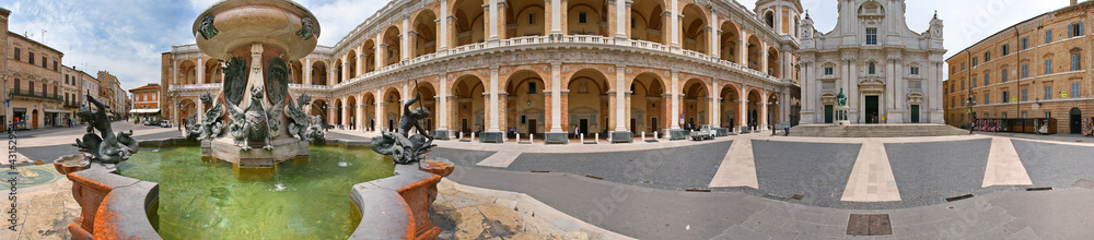 Loreto, Piazza della Basilica