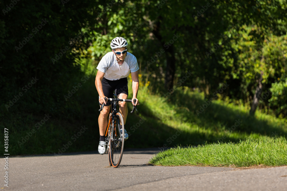 Fototapeta premium Rennradfahrer im Anstieg im Wiegetritt