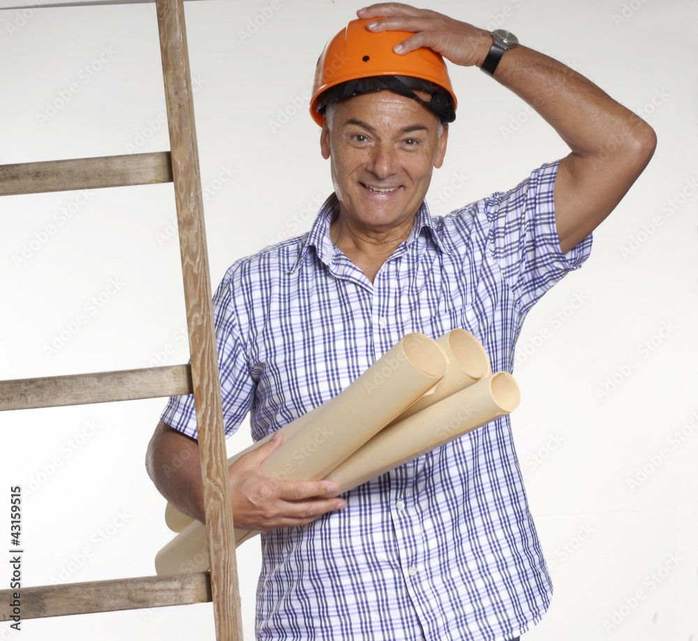 Señor arquitecto sujetando planos de construcción y escalera. Stock ...