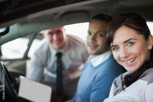 Smiling couple in a new car © WavebreakmediaMicro