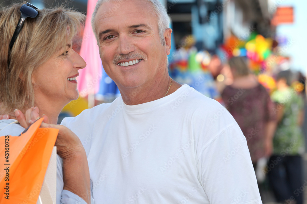 Naklejka premium senior couple shopping together