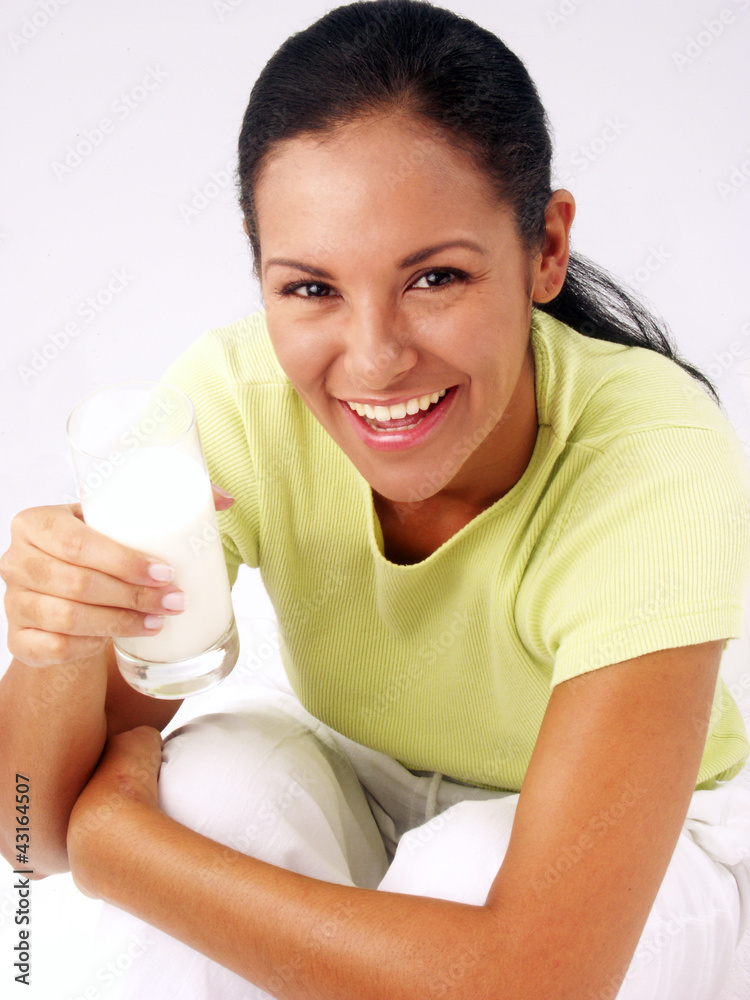 Joven Mujer Latina Bebiendo Un Vaso De Leche Foto De Stock Adobe Stock 