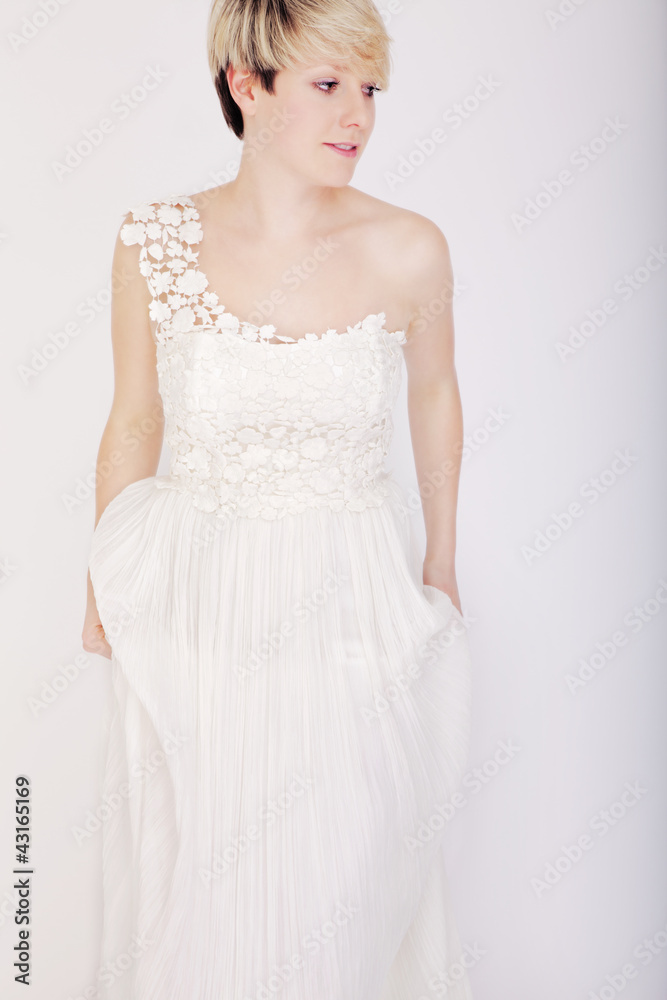 hübsches blondes mädchen mit weissem brautkleid hübsches blondes mädchen mit weissem brautkleid