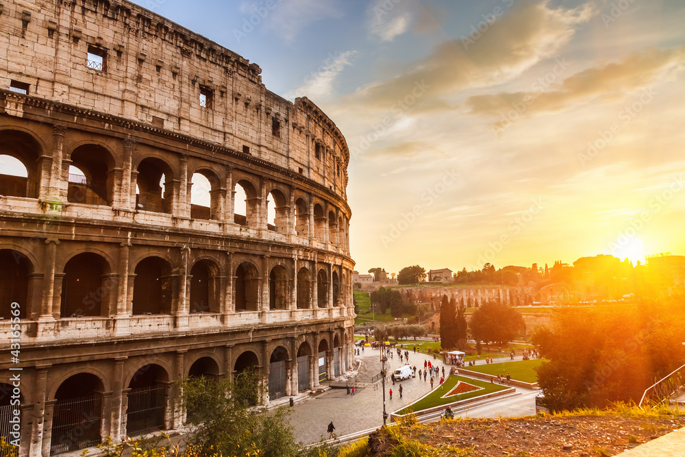 Naklejka premium Koloseum o zachodzie słońca
