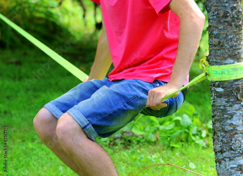 marcher sur une slackline photo