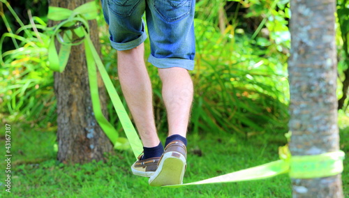 marcher sur une slackline