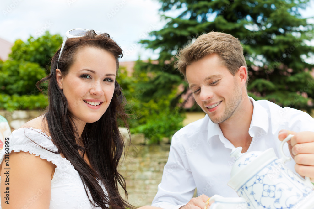 Paar beim Kaffee trinken im Garten StockFoto Adobe Stock
