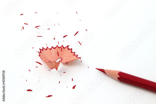 Roter Buntstift mit Spitzerresten