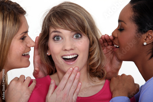 Billede på lærred Three girls gossiping