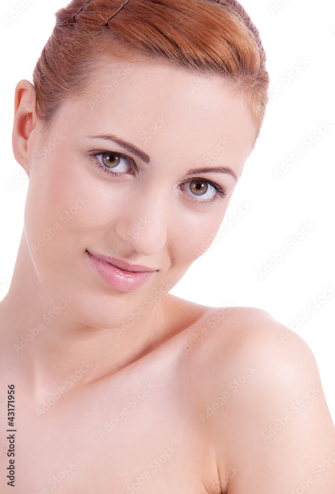 Portrait einer jungen hübschen Frau mit reinem Gesicht Portrait einer jungen hübschen Frau mit reinem Gesicht