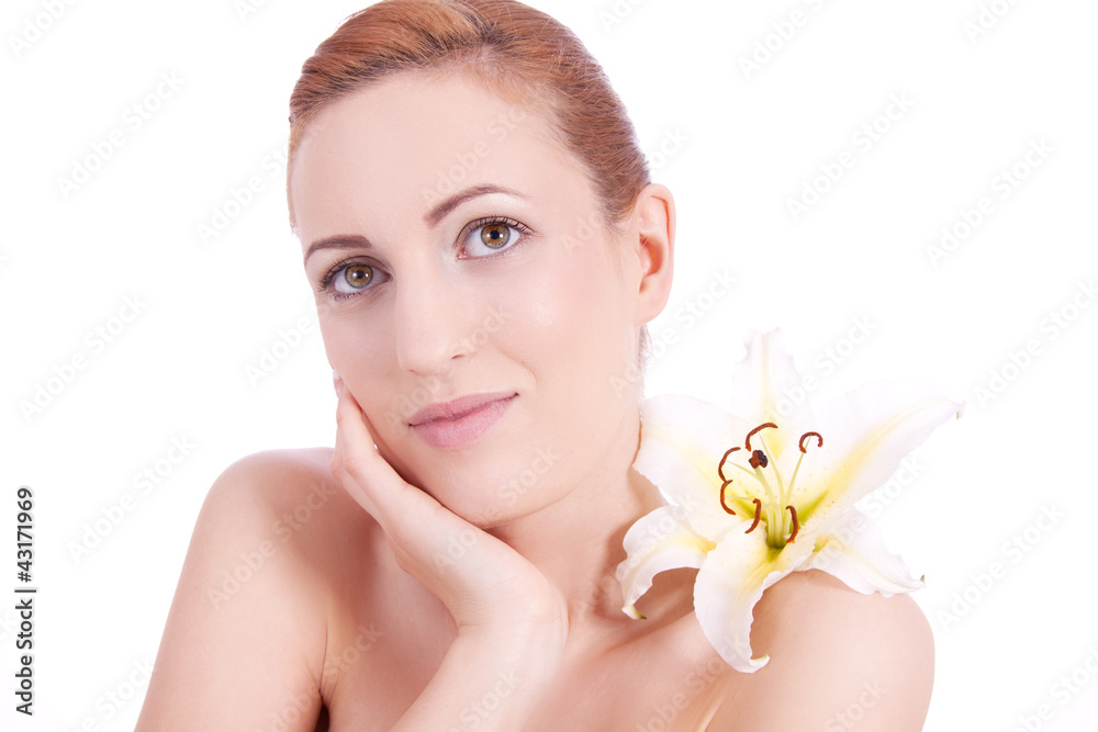 Schönes natürliches Gesicht einer jungen Frau mit Blume Schönes natürliches Gesicht einer jungen Frau mit Blume