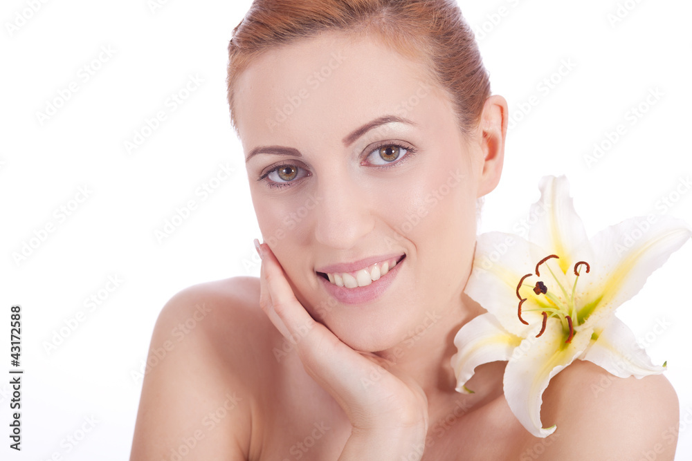 Schönes natürliches Gesicht einer jungen Frau mit Blume Schönes natürliches Gesicht einer jungen Frau mit Blume