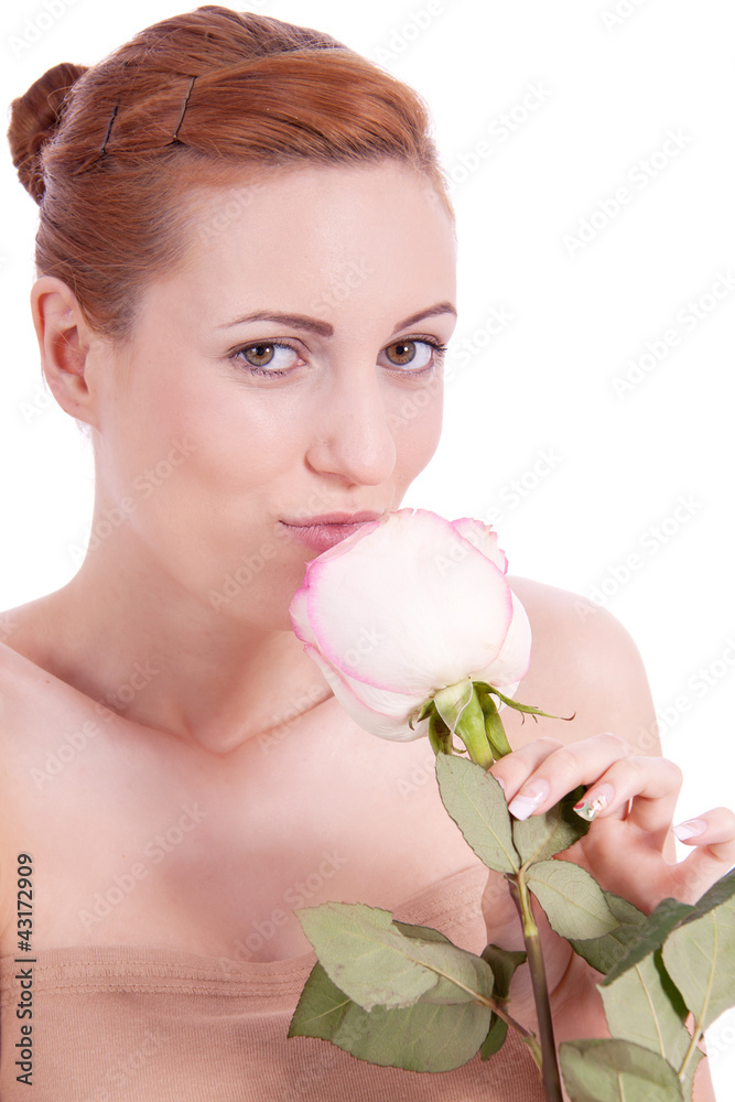 Junge hübsche Frau mit einer Rose in der Hand Junge hübsche Frau mit einer Rose in der Hand