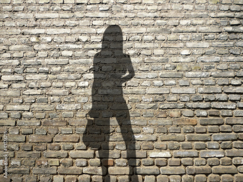 ombre de prostituée sur mur de briques photo