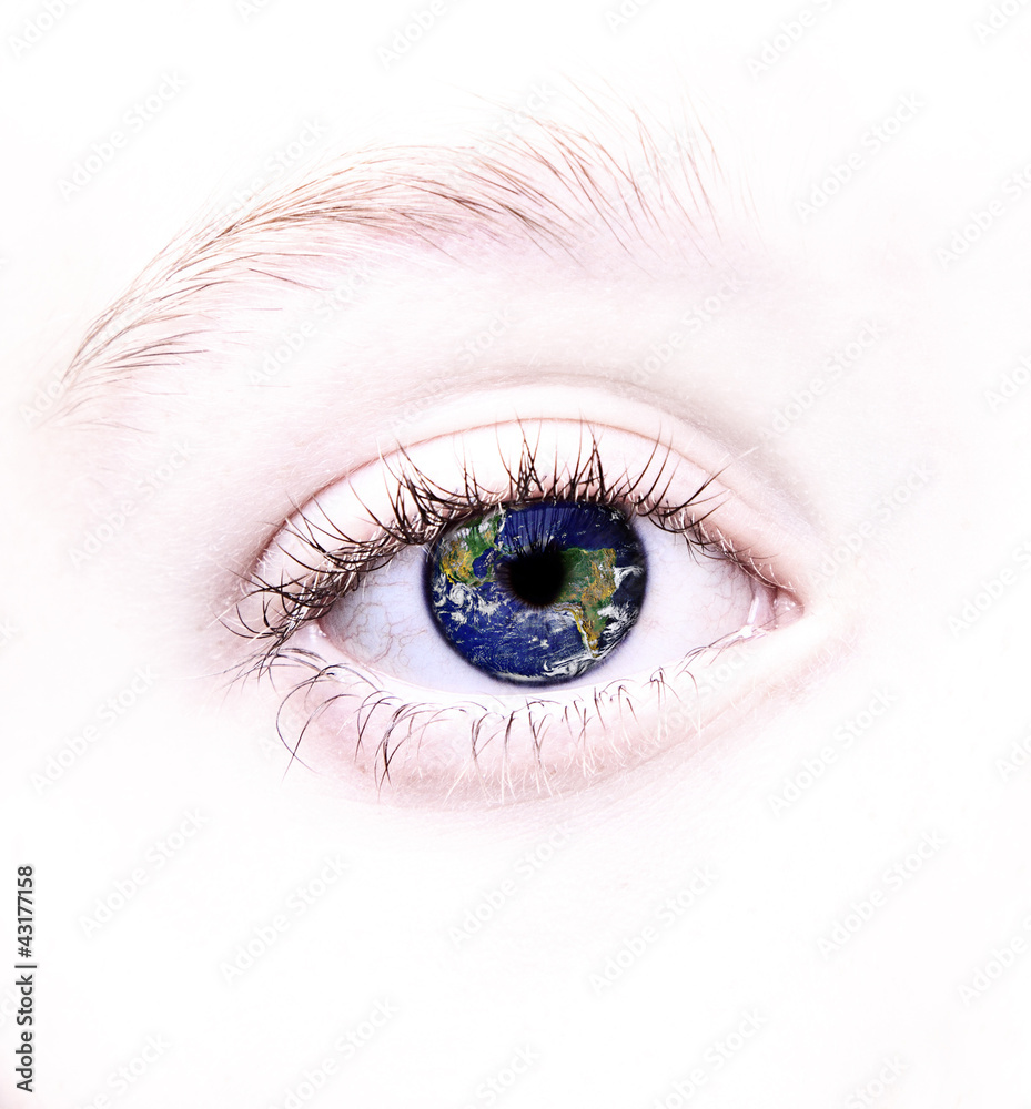 Obraz premium Eye with world reflected in it