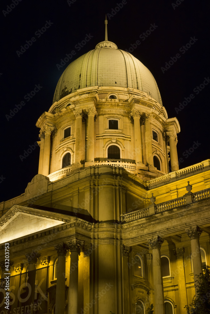Obraz premium royal palace cupola at night, budapest