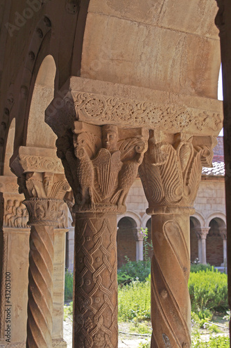 Colonnes géminées, Cloître d'Elne photo