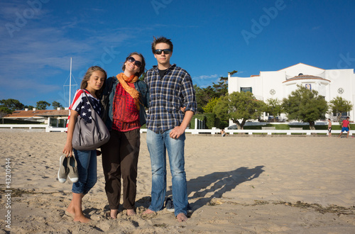 promenade à la plage en famille © Eléonore H