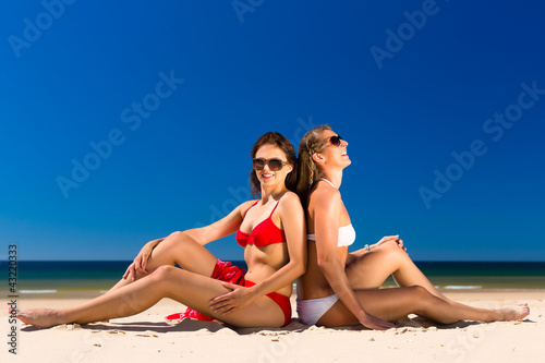 Frauen genießen die Freiheit am Strand