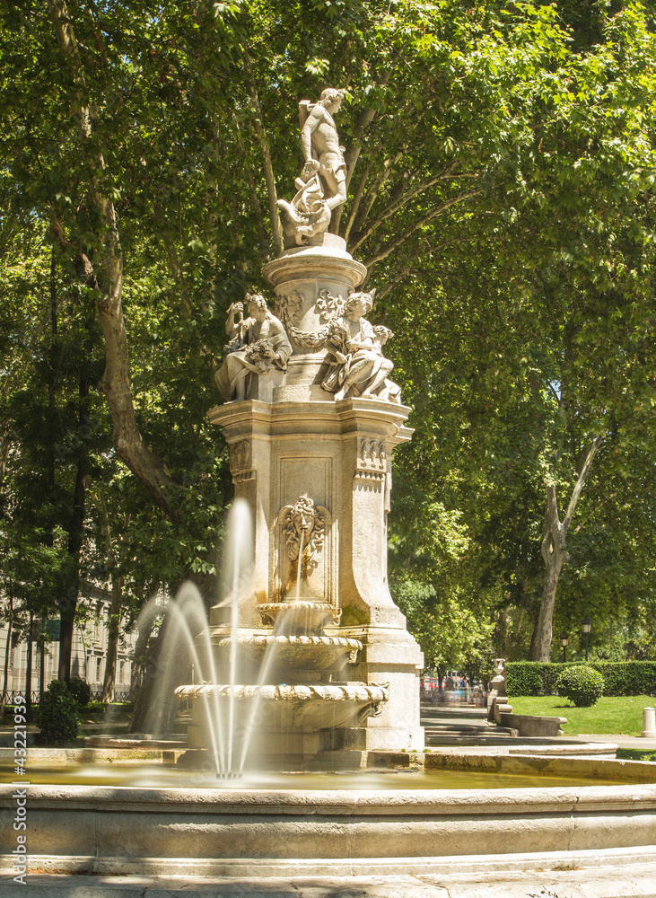 Fototapeta premium Paseo del Prado Statue