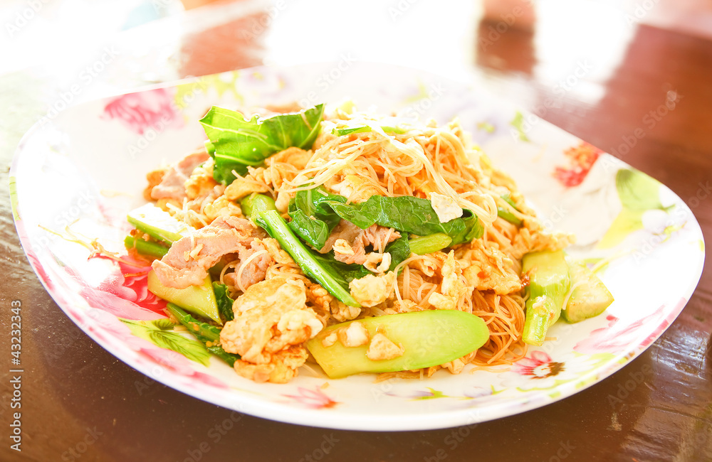 Stir-fried noodles with shrimps and vegetables . Stir-fried noodles with shrimps and vegetables .