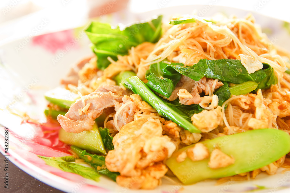 Stir-fried noodles with shrimps and vegetables . Stir-fried noodles with shrimps and vegetables .