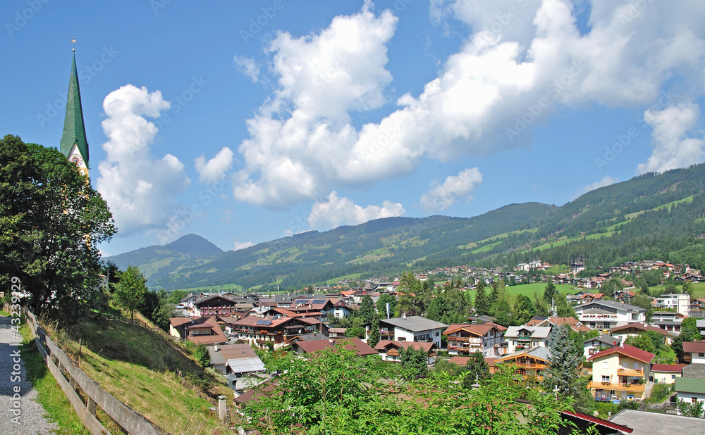Fototapeta premium Urlaubsort Kirchberg nahe Kitzbühel in Tirol