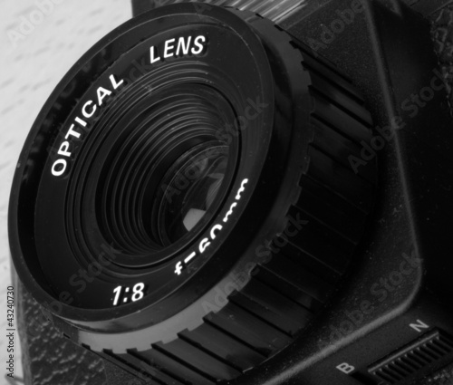 toy camera - particolare dell' obiettivo