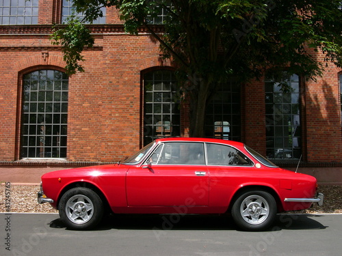 Roter italienischer Sportwagen Klassiker der Siebzigerjahre im Sommer bei Sonnenschein in der Klassikstadt im Stadtteil Fechenheim in Frankfurt am Main in Hessen