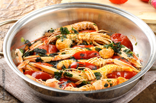 Pan with shrimp and tomatoes