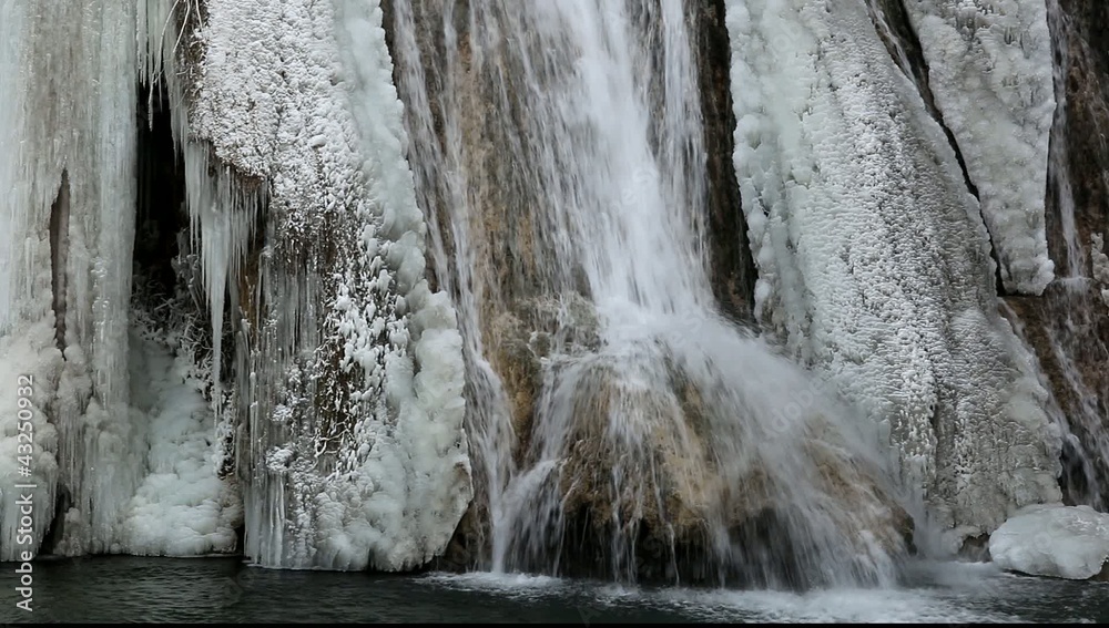 cascade d'eau et de glace