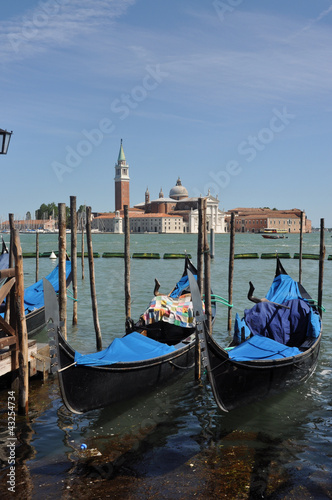Gondeln und Kirche San Giogio Maggiore in Venedig © Fotolyse