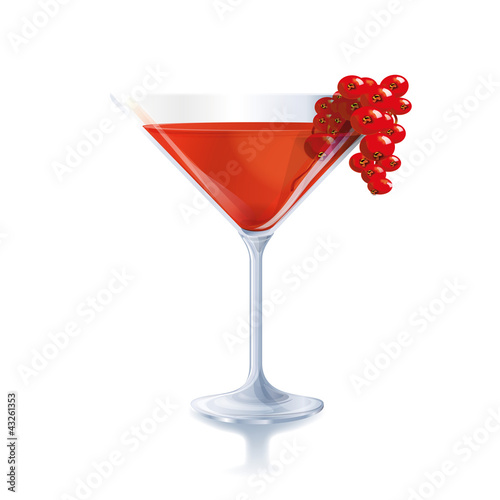 Roter süßer Cocktail mit Früchten