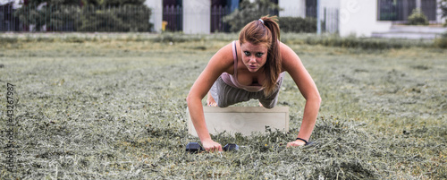Obraz na płótnie Sensual girl keep fit in a urban landscape w salonie