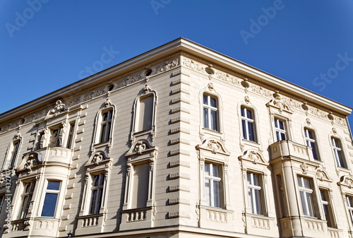 Façade blanche avec moulures en coin.