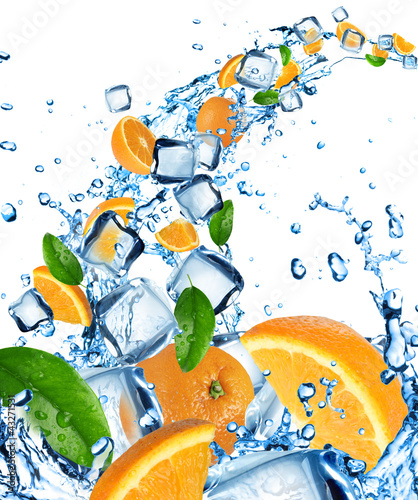 Fresh oranges in water spla...