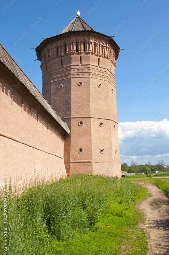 Стены и башни Спасо Ефимьевского монастыря в Суздале