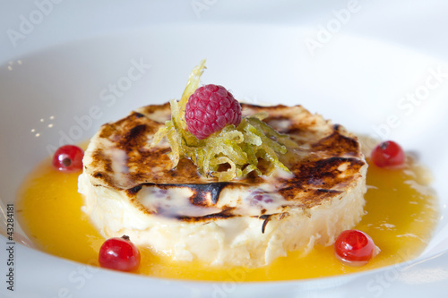 Obraz na plátně Crème brûlée, coulis mangue passion et fruits rouges
