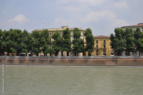 Ufer der Etsch in Verona photo