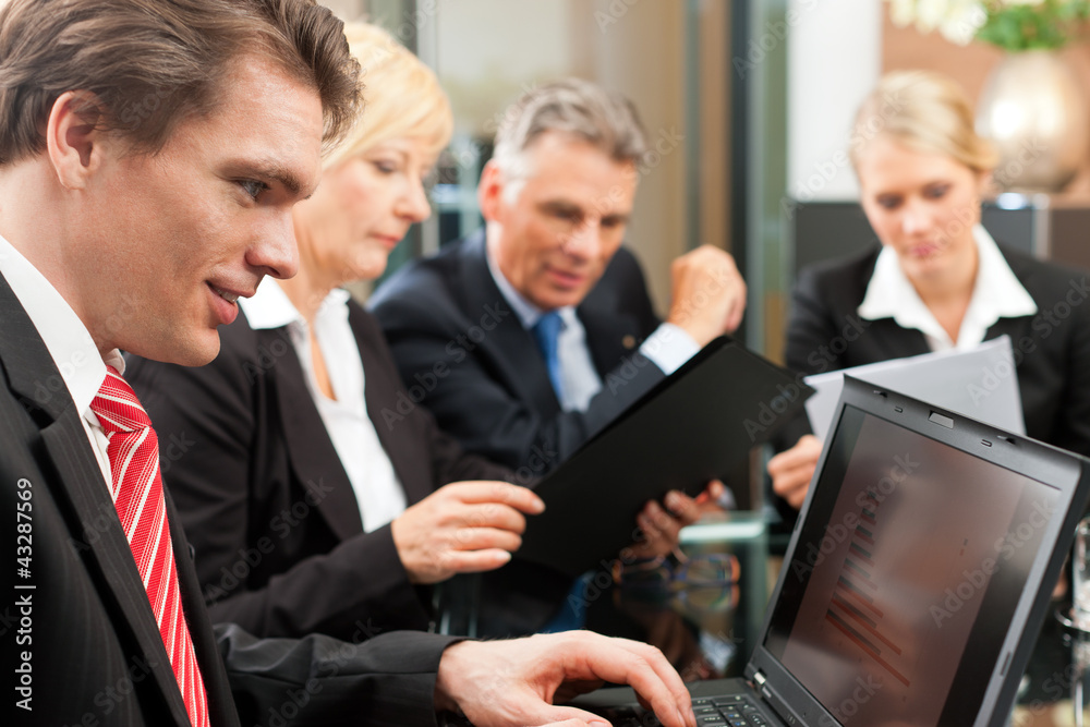 Business - Besprechung in einem Büro Business - Besprechung in einem Büro