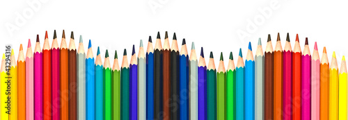 Crayons de couleur multicolores en forme de vague. Panoramique, isolé fond blanc