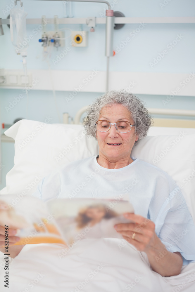 Obraz premium Patient reading a magazine